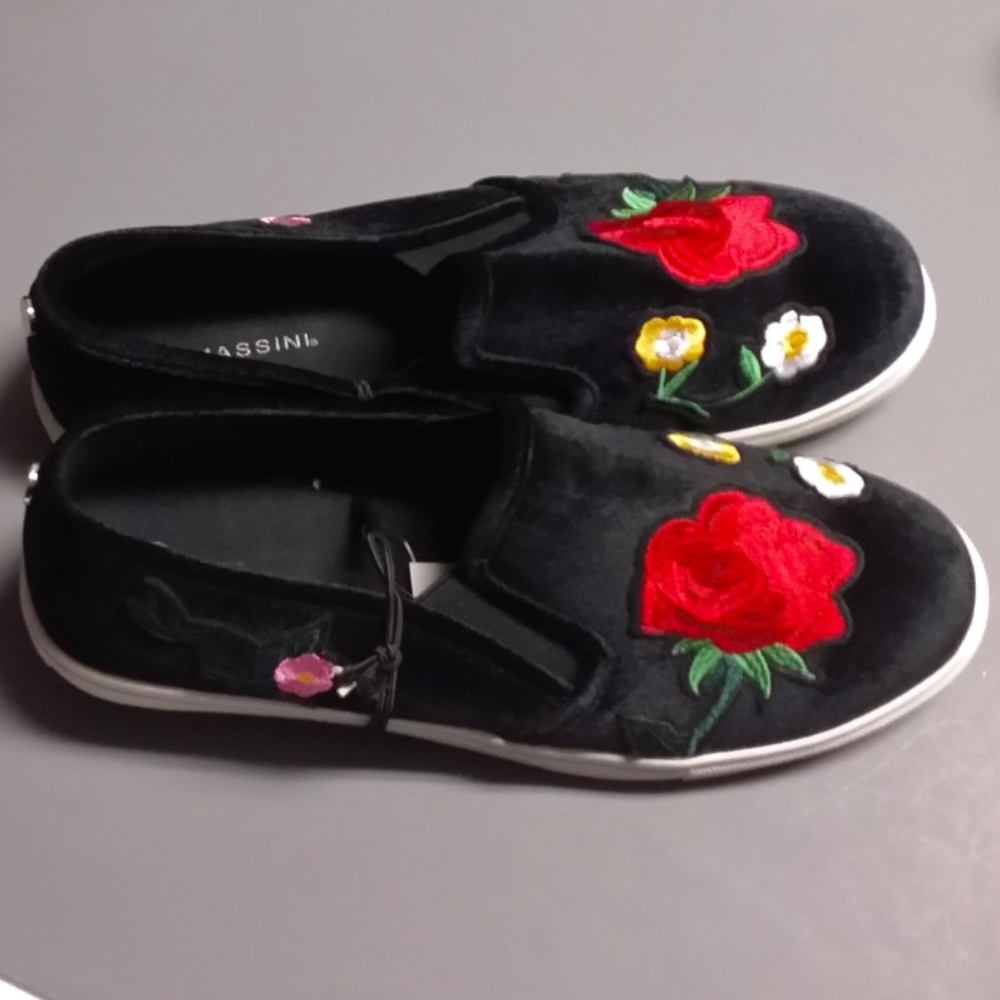 Republic Black + Floral Embroidery Shoe S11